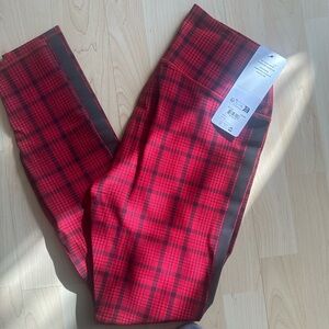 BLACK AND RED ALO YOGA 7/8 HIGH-WAIST
AIRBRUSH LEGGING
